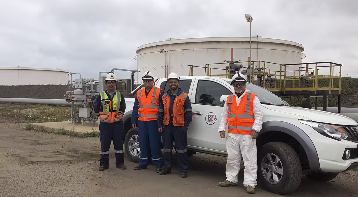 Inspección de Tanques de Almacenamiento 4 trabajadores en una planta de almacenamiento